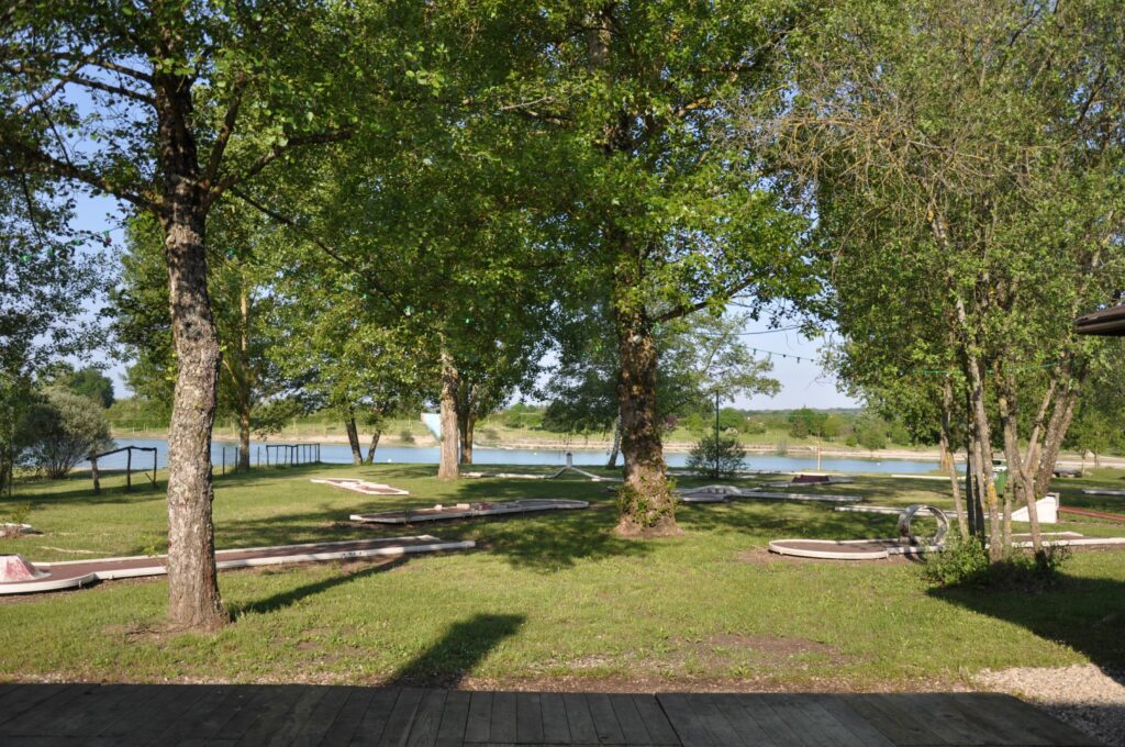 Minigolf camping les 3 lacs du soleil à Trept en Isère