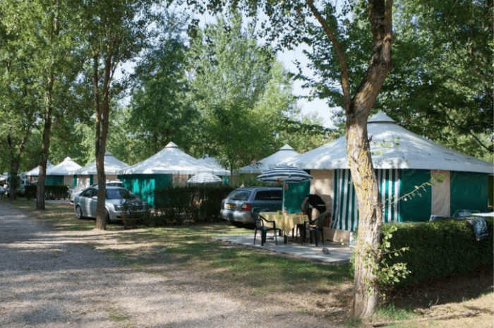 bungalow toilé meublé - Tente prêt à camper au Camping les 3 Lacs du Soleil en Isère à Trept