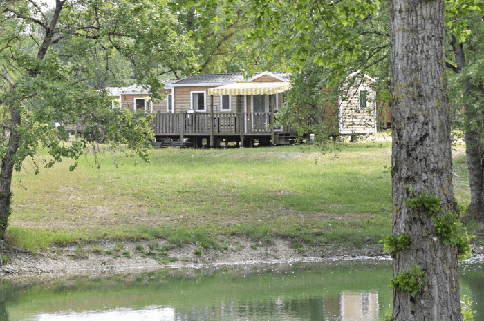 Mobil-home 6 places au bord de l'étang de pêche au camping les 3 lacs du Soleil en Isère