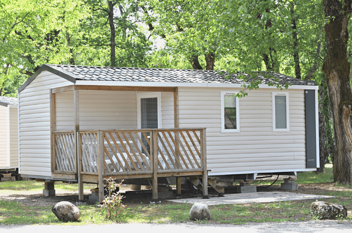 Location de mobil-home 4 personnes en Isère au Camping les 3 Lacs du Soleil, dans 30 hectares de verdure.