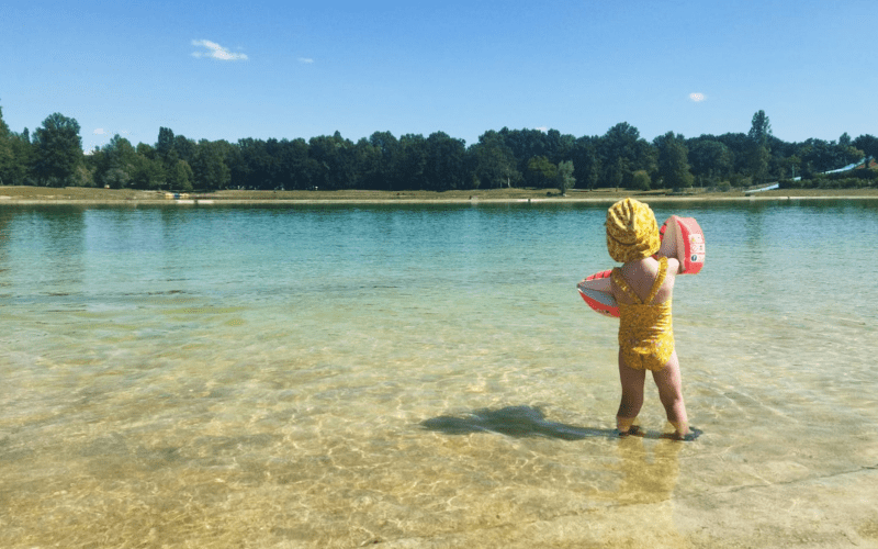 Lac de baignade naturel au Camping les 3 lacs du Soleil dans le Nord Isère