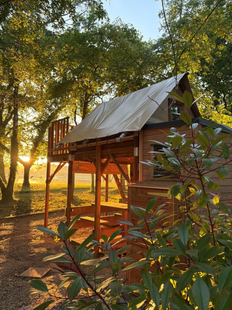 Tente bivouac, avec sanitaire privé au camping les 3 lacs du soleil, situé en Isère entre Crémieu & Morestel.
