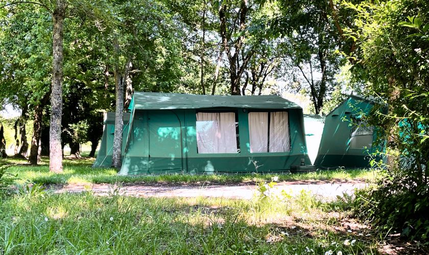 Tente aménagée COLIBRIS pour 6 personnes au Camping les 3 lacs du soleil en Isère